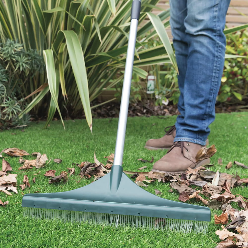 Scopa Rastrello Prato Sintetico Erba Artificiale 45 cm Manico Telescopico – KOMBO PRATOCLEAN001